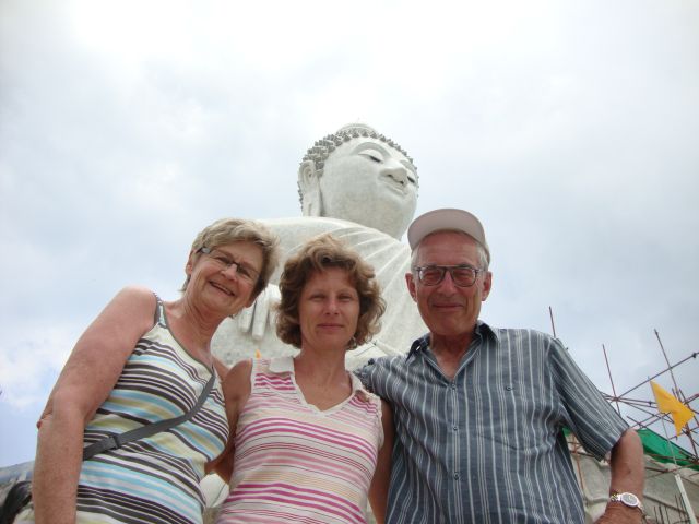 Mit Heidi und Toni vor dem Big Bhudda.